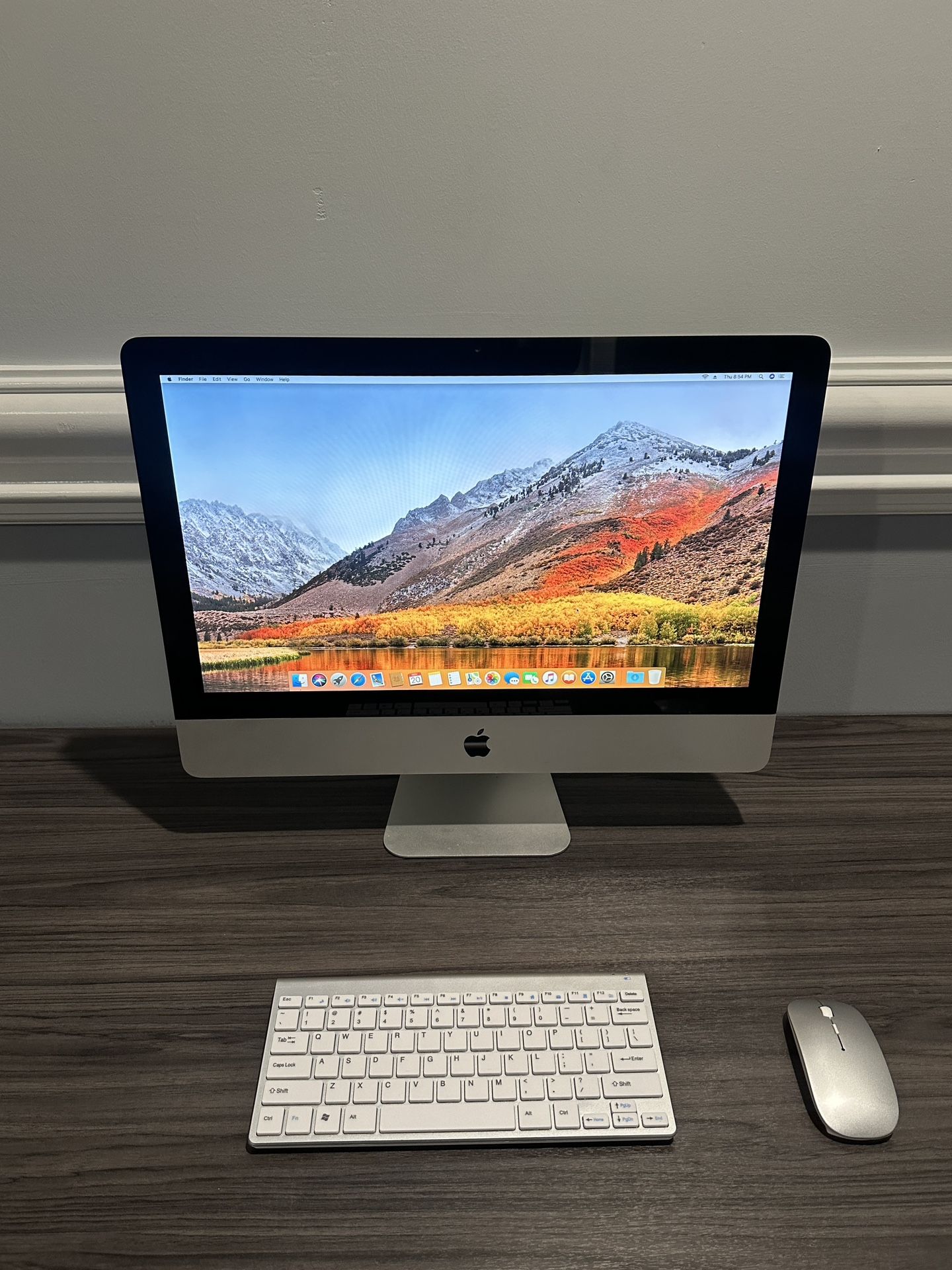 Apple iMac 21.5” (2010) with wireless Keyboard/Mouse