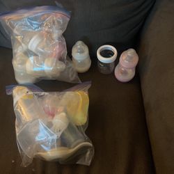 Manual breast pump with bottles