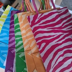 ASSORTED PARTY GIFT BAGS