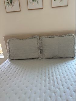 Grey queen-size bedding set/Juego de ropa de cama gris tamaño queen