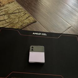 Samsung Galaxy Z Flip 4 256GB, Bora Purple Unlocked (turning off when closed) For Parts Or Repair READ DESCRIPTION!! Pick Up Only Firm On Price 💲195