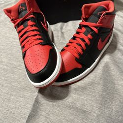 Jordan 1 Mid Size (10.5 MENS)