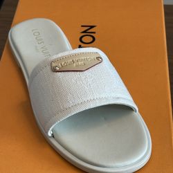 L Vuitton Flats Size EUR 38