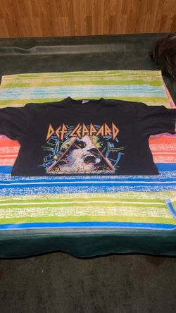 Vintage Def Leppard Cropped Concert Shirt.  XL Cropped To 19”