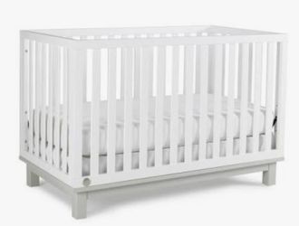 Fisher price crib w/mattress and fitted sheet
