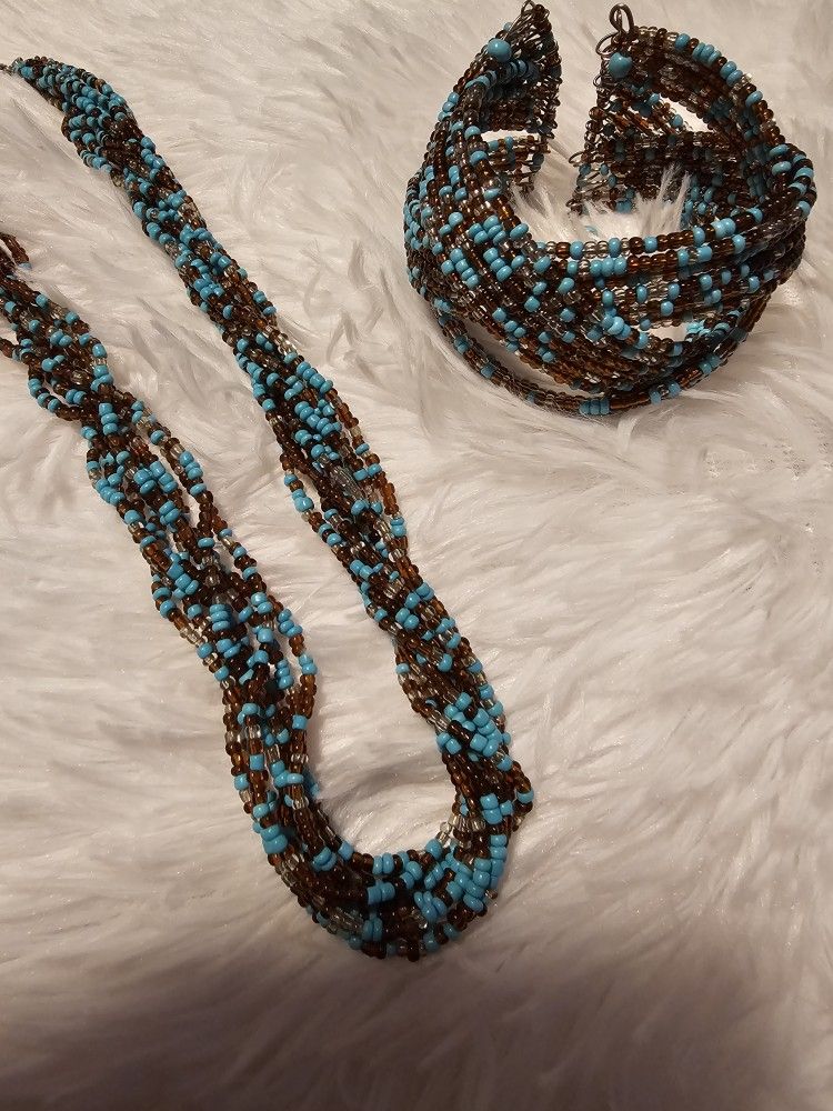 $25.00 - Beaded Statement Neckace & Bracelet!
