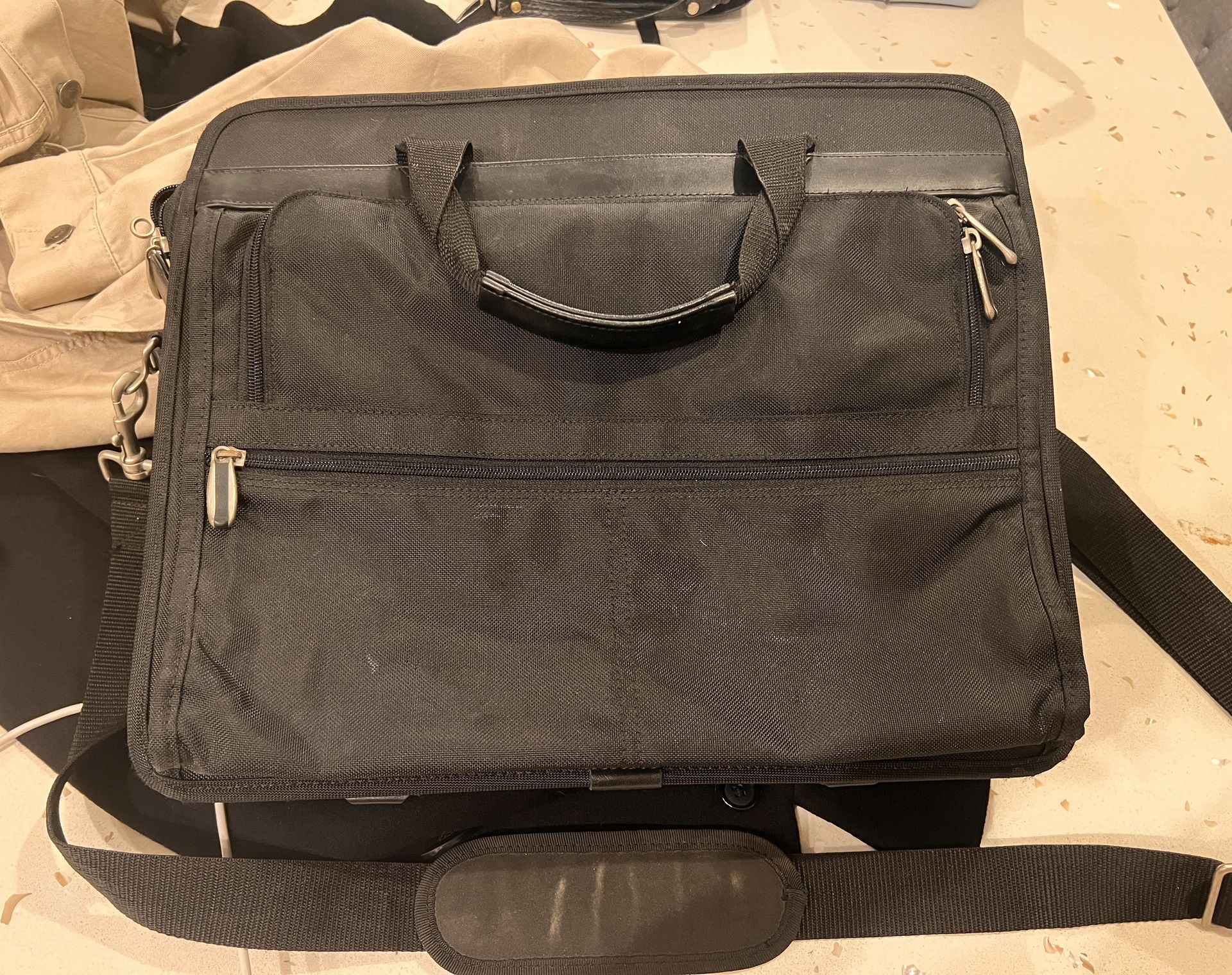 Laptop Carrying Case. Shoulder/hand Straps