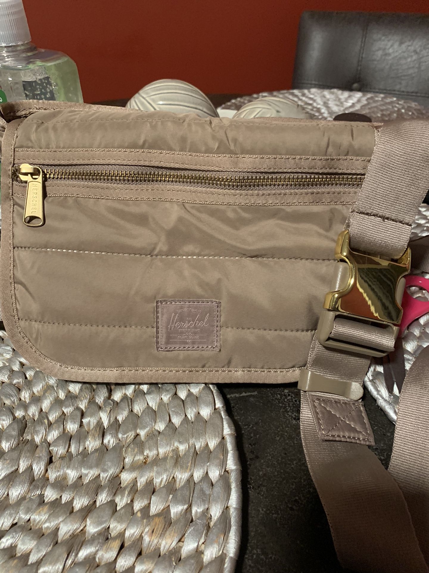 Herschel Supply Co. Messenger Bag ๐ธ