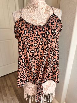 Women’s leopard top! (Size L)