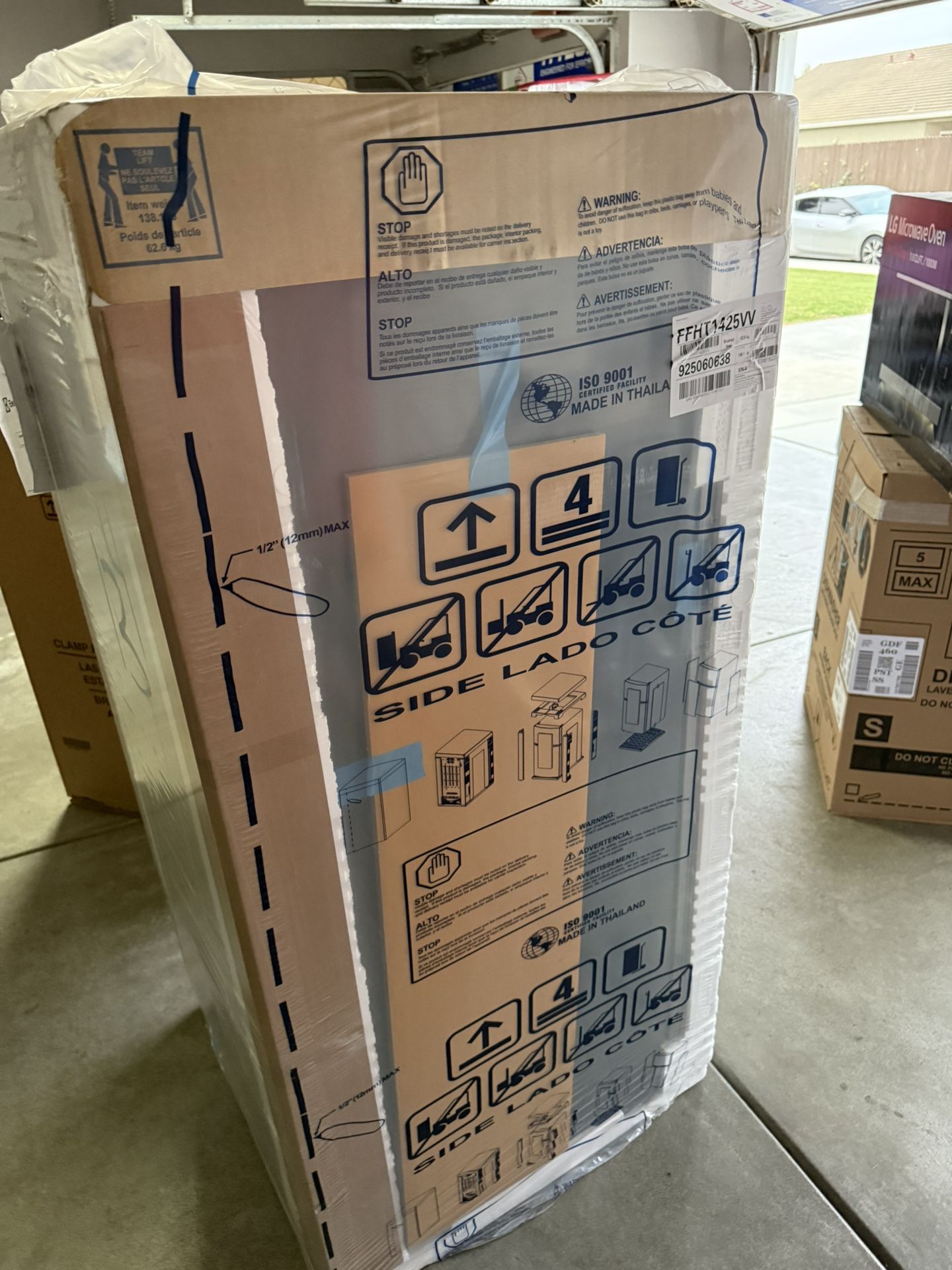 FRIGIDAIRE Refrigerator