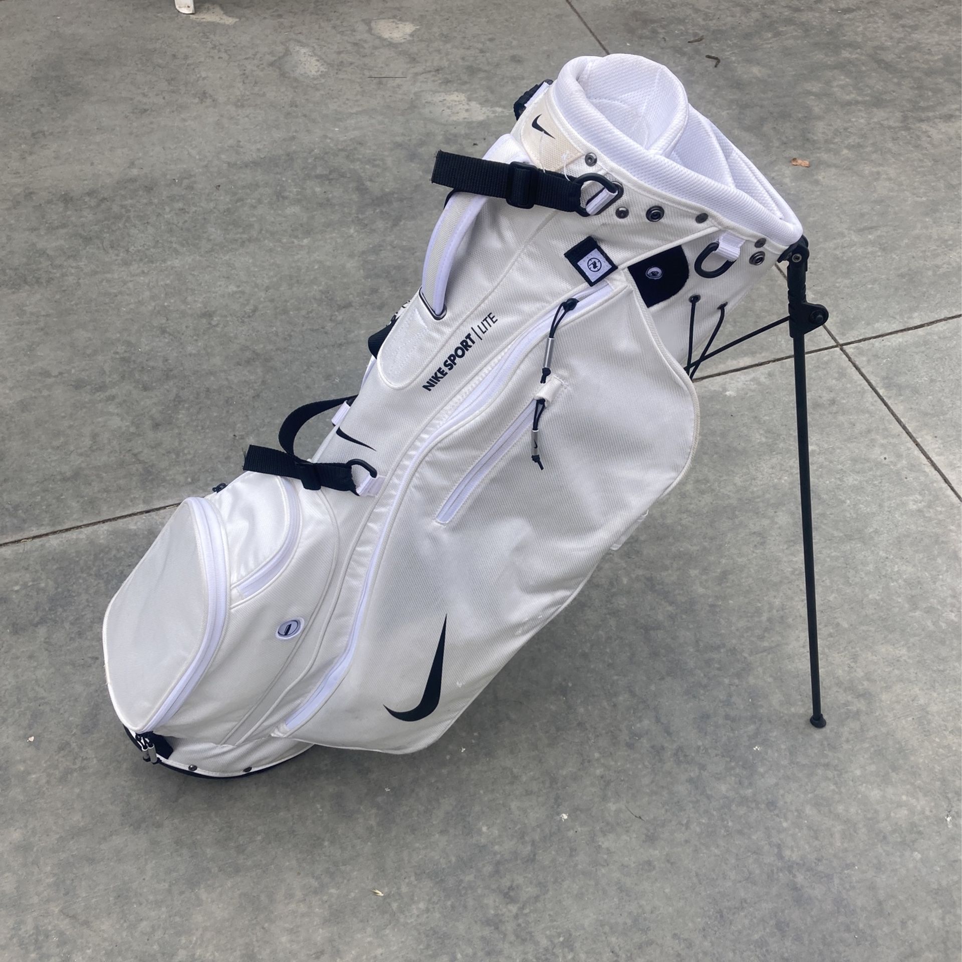 Golf Nike Stand Bag w/Shoulder Straps for Sale in Paramount, CA - OfferUp