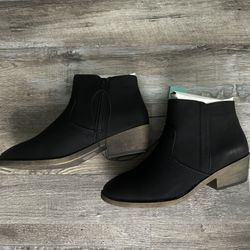 New. Women’s Size 10 Maurice’s Ankle Boots