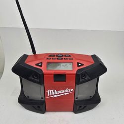 Milwaukee M12 Jobsite AM/FM Radio 2590-20 / Portable Radio