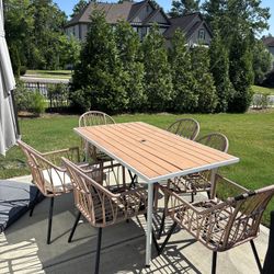 Outdoor Patio Table With 6 Chairs & Removable Cushions