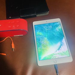 Bocina Y Apple Tablet