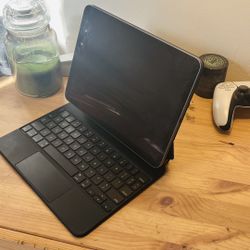 iPad Air 5th Gen Black, with Black Apple MagicKeyboard, Exellent Condition