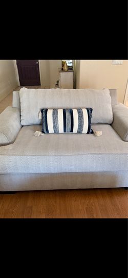 Great condition sofa and loveseat. White/Grey Herring Bone Pattern