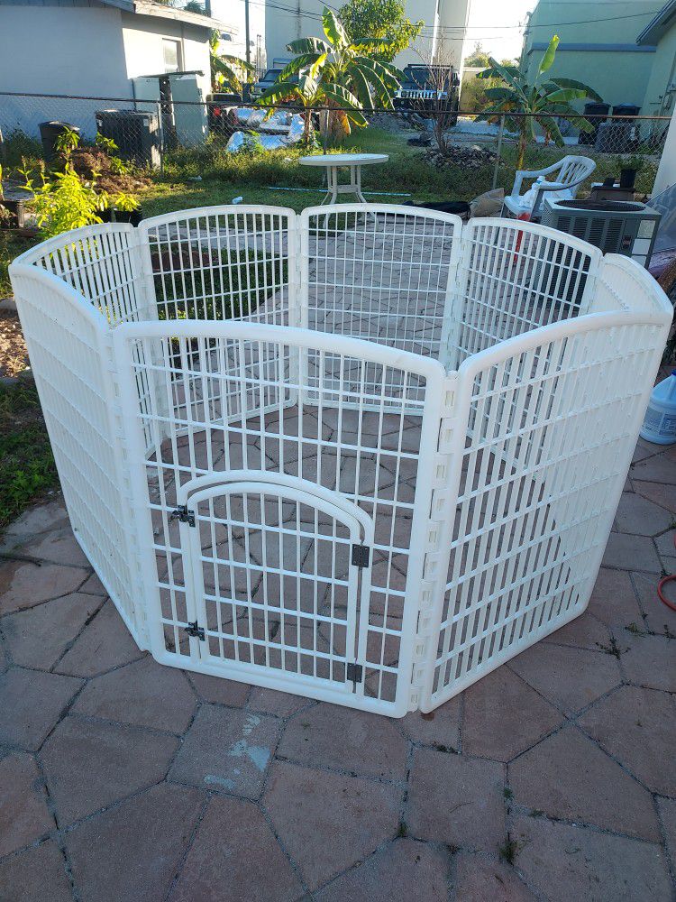 Large reinforced plastic playpen 8 panels height 34