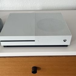 Xbox One S: Plus 3 Controllers & Game 