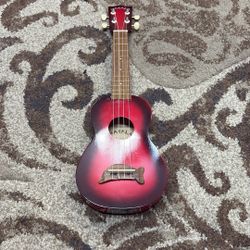 Makala Ukulele: Dolphin Red Burst 