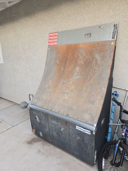 Skate ramp