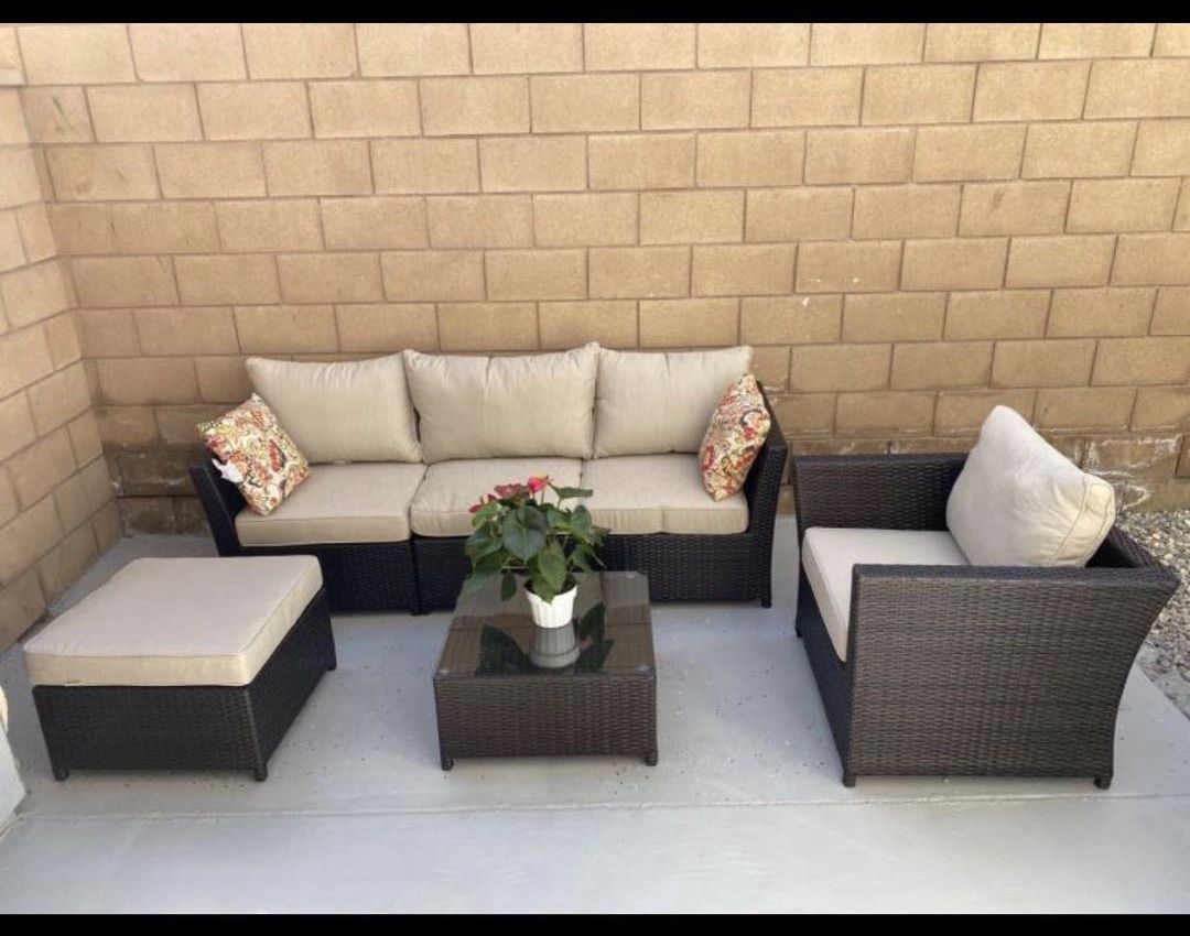 Outdoor patio furniture set