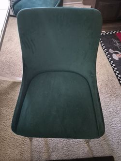 Free dining White oval table with 4 green chairs