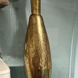 Elegant Vintage Etched Brass  Middle Eastern Or Indian Vase 19” tall.  Stunning   W Hialeah, 12ave n 45th St.      $45 Local pick up  n Cash Only . 
