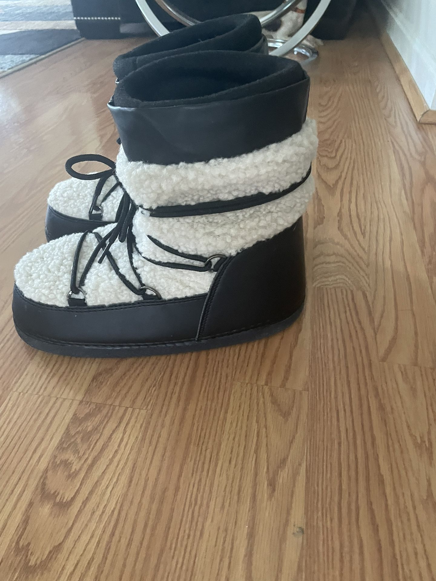 Mens Size 9 Fur Boots 50$
