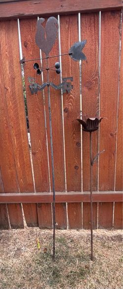 Vintage Metal Rooster Weather Vane and Flower Garden Stake. Read description 1st