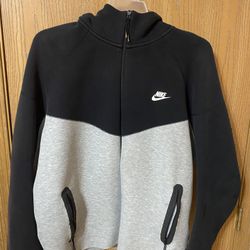 Men’s Nike Tech Fleece (GOOD CONDITION)