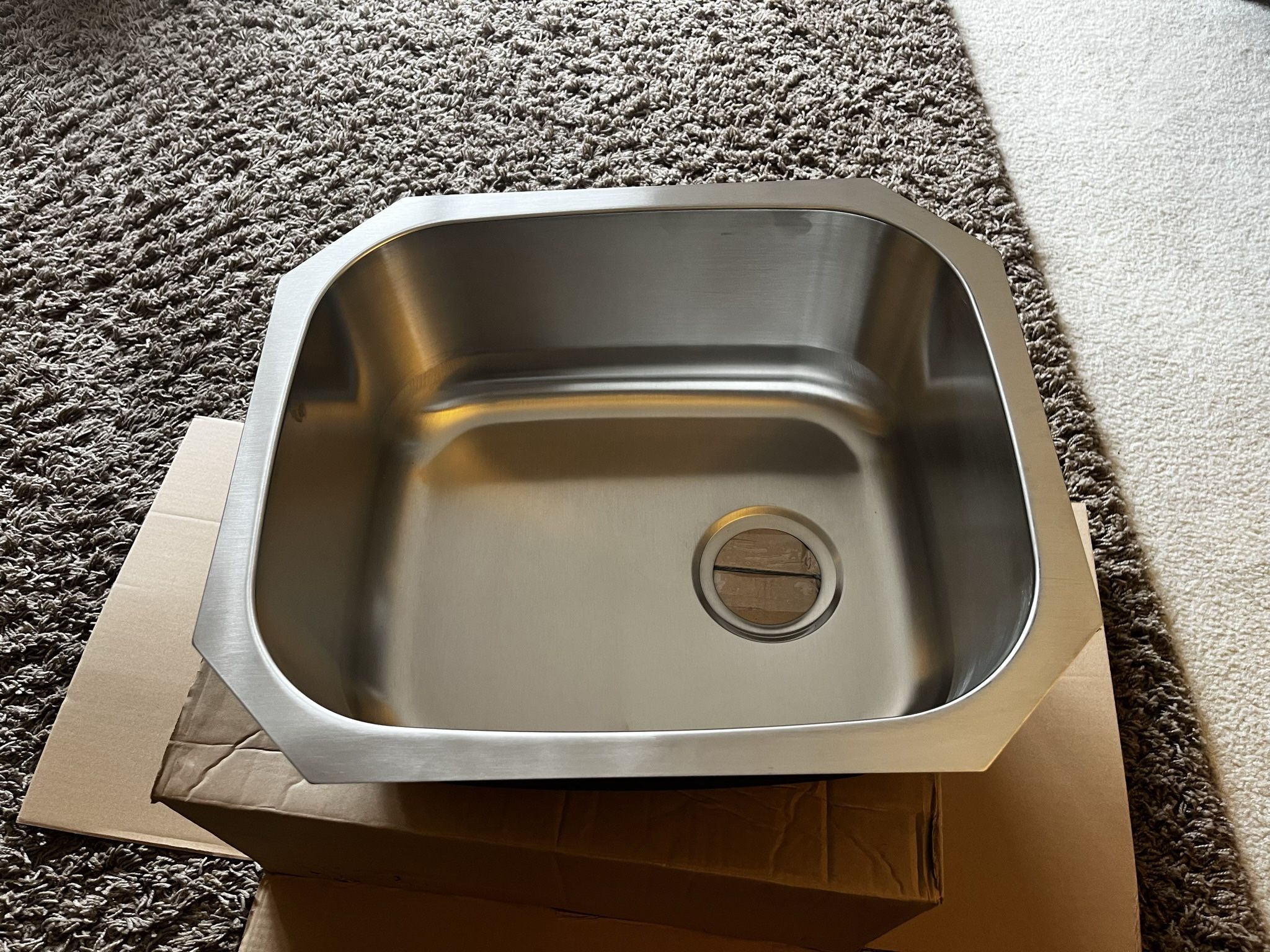 BRAND NEW BAR SINK. PROFLO STAINLESS STEEL UNDERMOUNT SINK. OLENTANGY RIVER AND BETHEL RD PICKUP