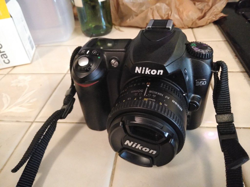 Nikon d50 (parts/non working)with lense