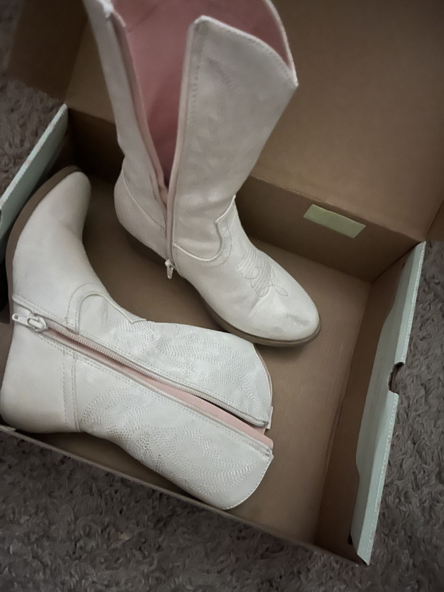 Kid/Gurl Boots Size 2