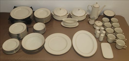 72 pc Mikasa Trousdale Ivory China Set with Gold Trim