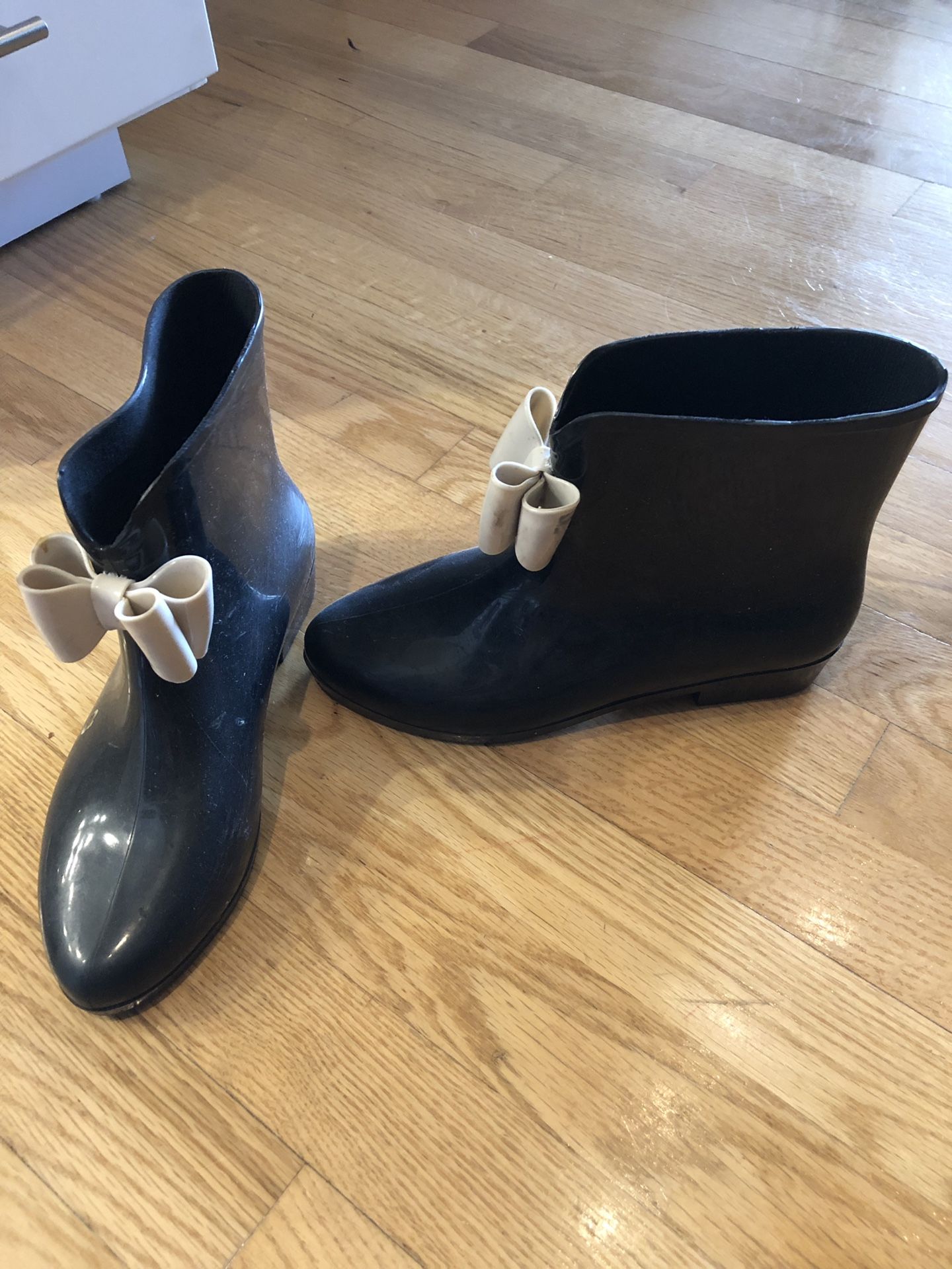 Women’s rain boots size 7.5