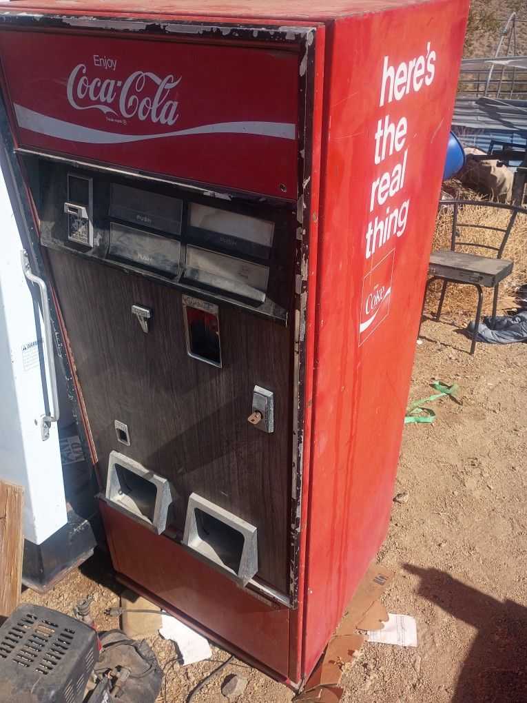 Vintage 40 Cent Coke Machine Works Hreat