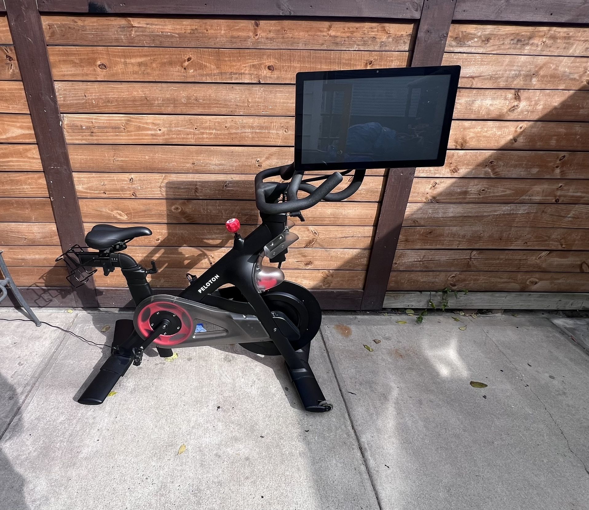 Free Delivery Peloton Stationary Bike. Bicicketa De Hacer Ejercisios.