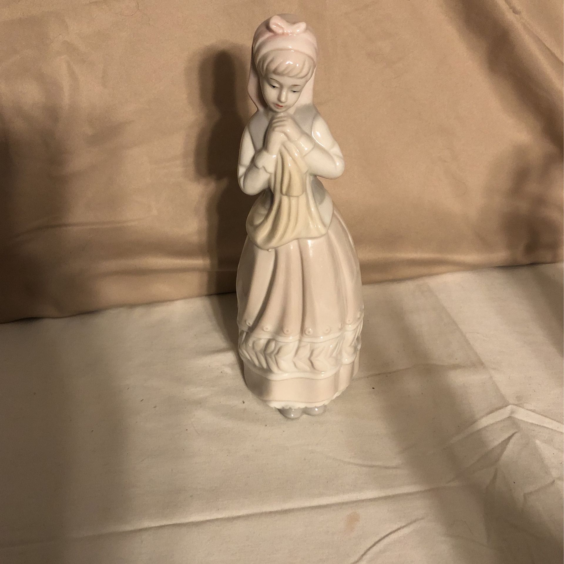 Vintage Ceramic Figurine Woman/Girl
