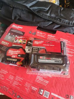 Firm Price🛑 Milwaukee M18 6.0 battery new. Plus a 25" tape measure  new. Precio firme 🛑