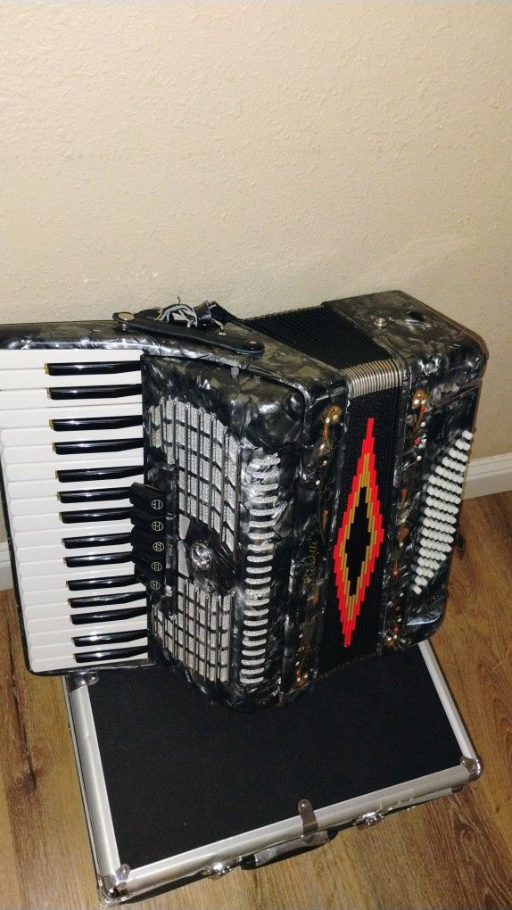Like New Rosetti 34 Teclas , 5 Registros Y 72 Bajos. Piano Accordion Acordeon