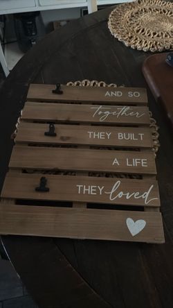 To hang in the wall decoration