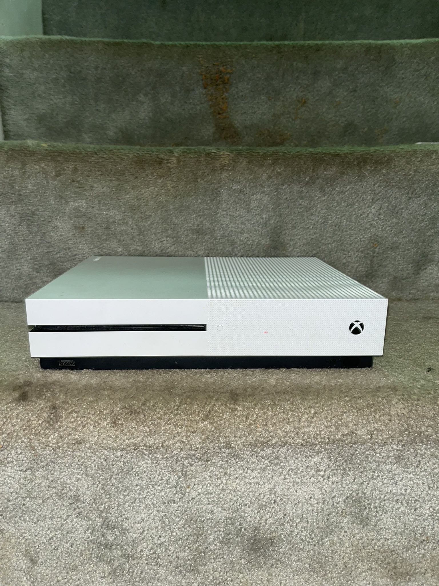 Xbox One S 500GB Console + 1 Xbox controller