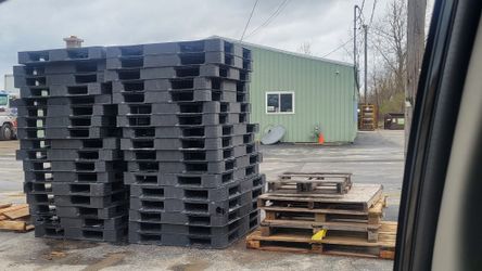 Shipping heavy duty pallets delivery available extra   $12 each 👇 below  37x37  32x40 32x32 32x38 flat top pallets   40x48 big ones $15 each