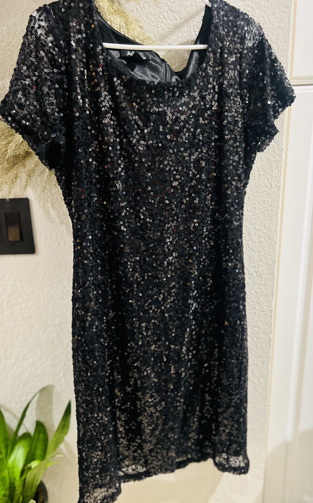 Women’s Sequin Dress Size 14 Very Nice Dress It’s Like New Condition 