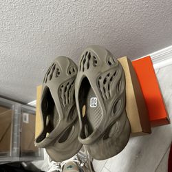 Adidas yeezy foam rnnr stone sage size 8M