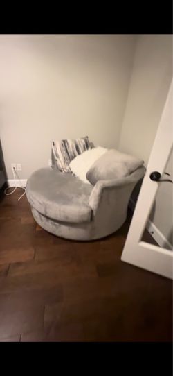 Swivel barrel chair