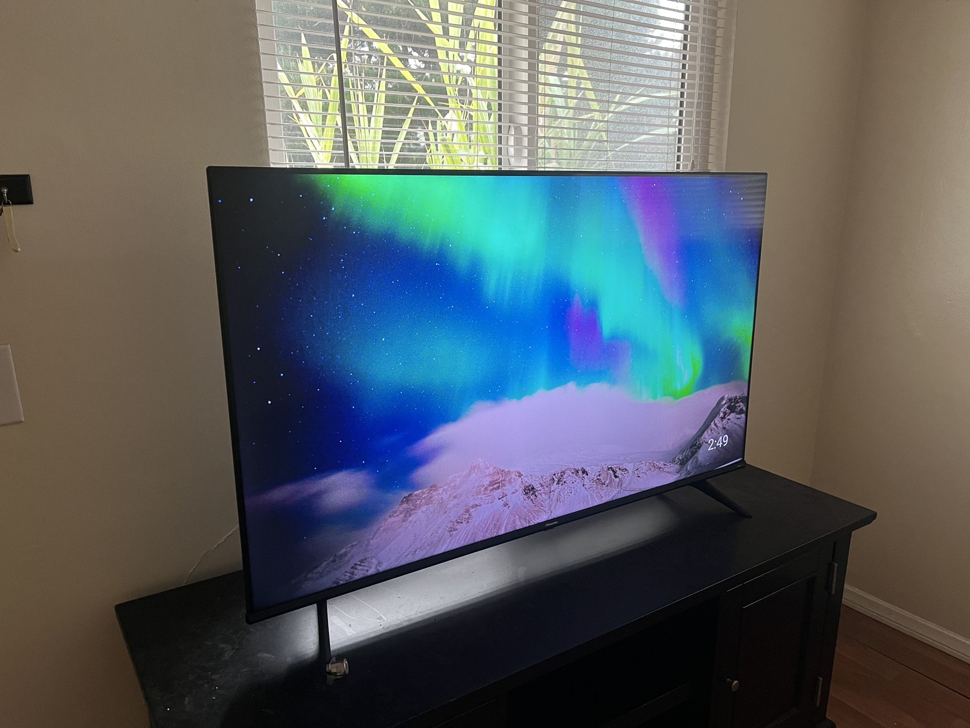 40 Inch 4k Tv ( Hisense) LIKE NEW