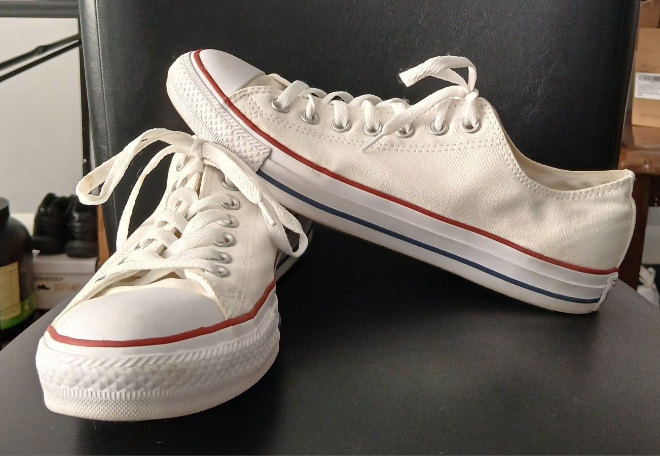 Converse All Star Chuck Taylor. Canvas White Low Lace Up. Unisex. Men 9 Women 11