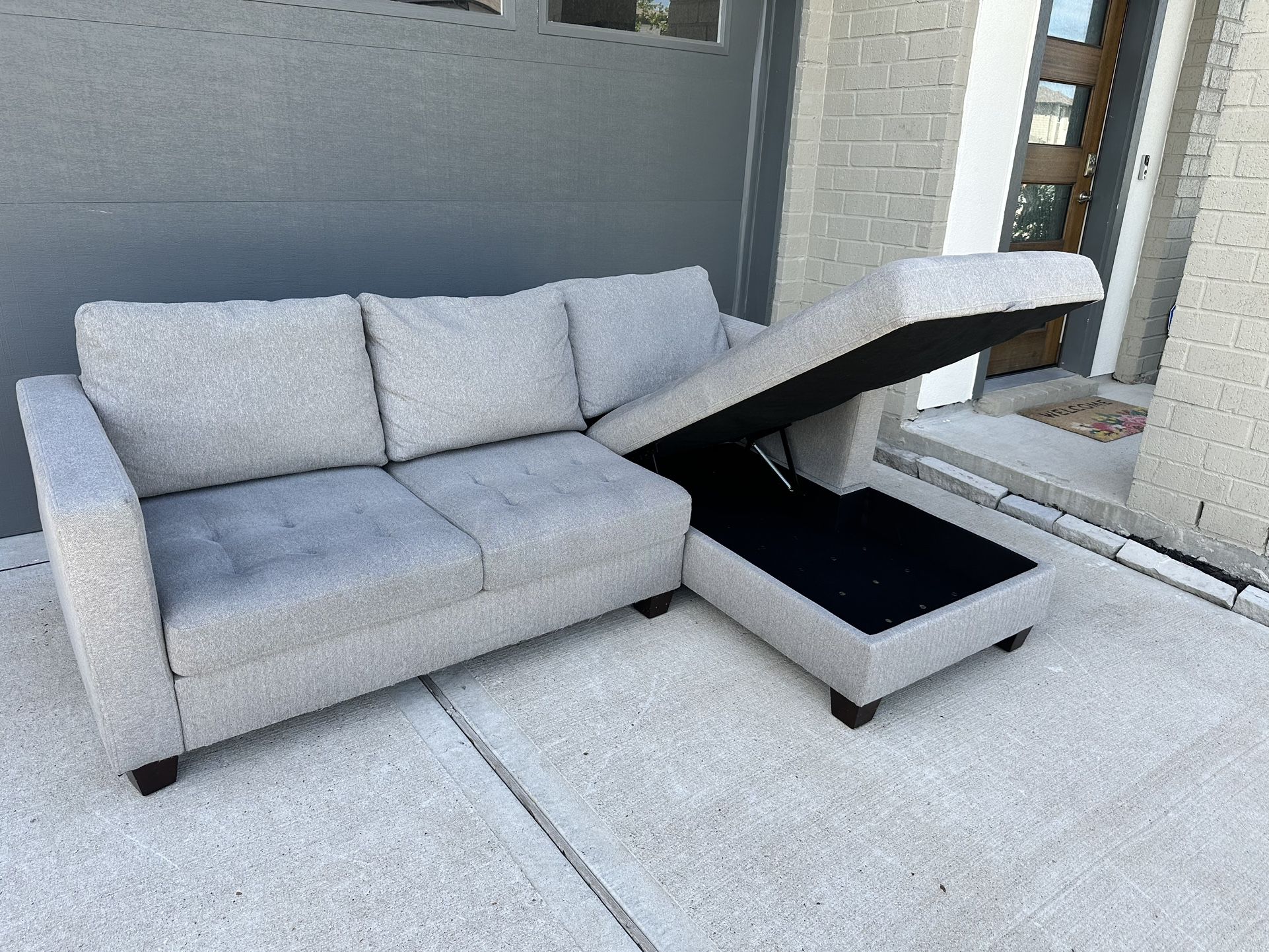 Perfect Condition Tufted Sectional Couch - 🚚Delivery Available 